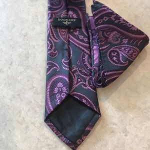Dockers tie and pocket square